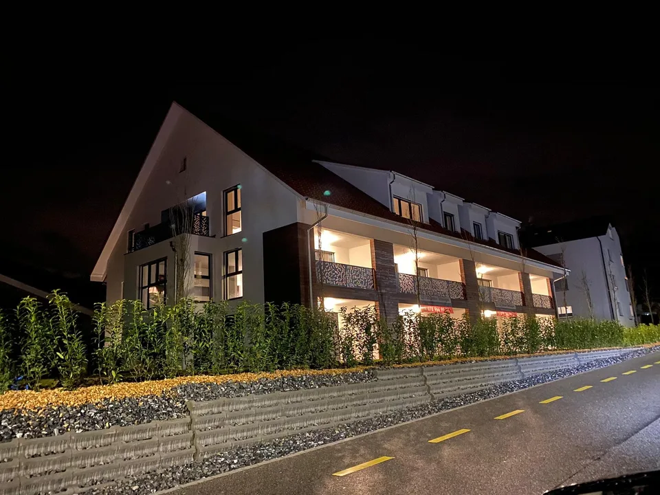 Luxuriöse 2 1/2 Zimmer-Wohnung mit eigenem Waschturm und grossen Balkon