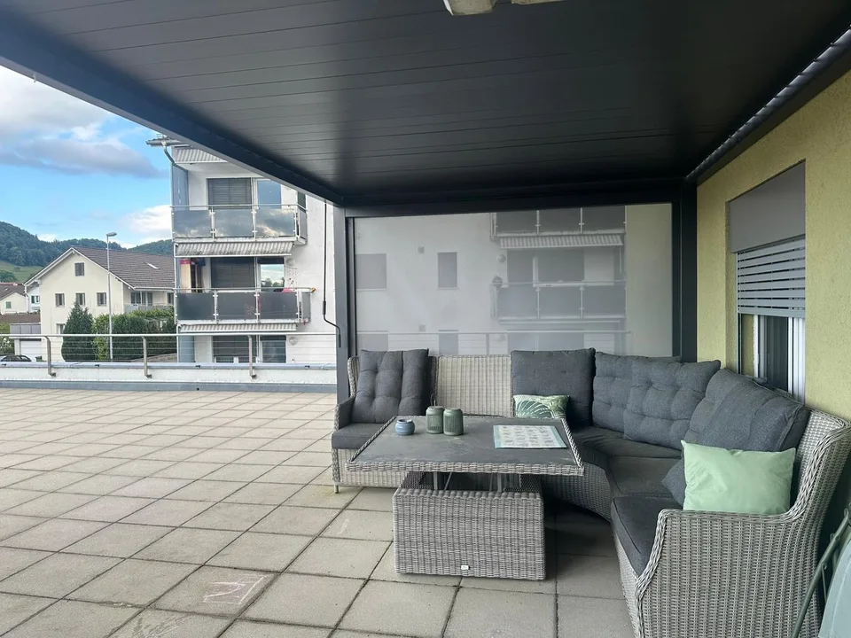 Appartamento luminoso 4.5 locali con balcone e ascensore a Reiden