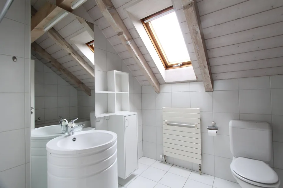 Spacious attic apartment with a view of the green