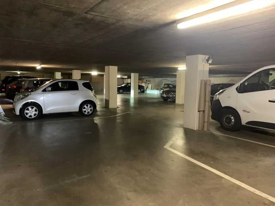Place de parking en sous-sol, sécurisée et sèche, à louer à Bâle