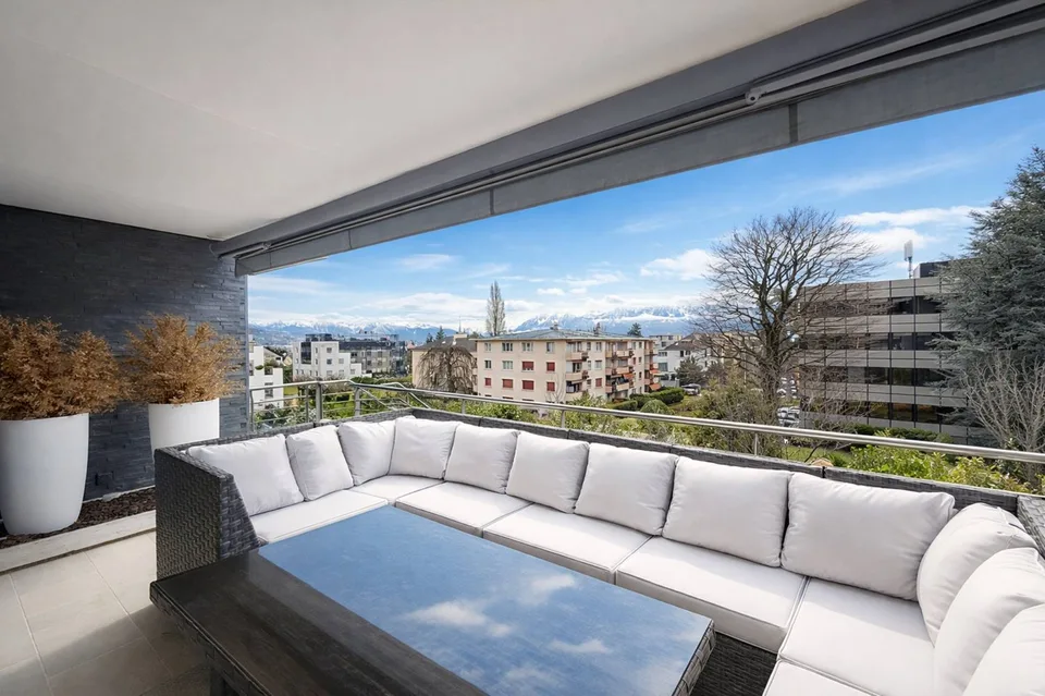 Duplex contemporain avec jardin privatif et vue sur les Alpes à Pully Sud