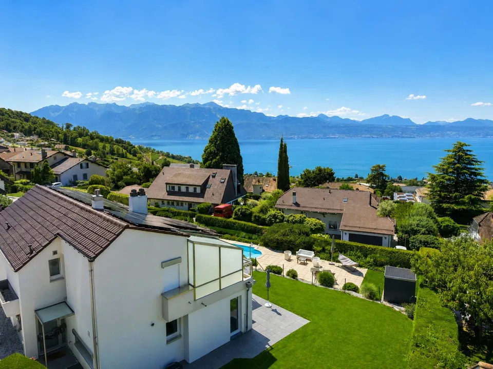 Villa individuelle de 325 m2 avec une belle vue sur le lac et les montagnes