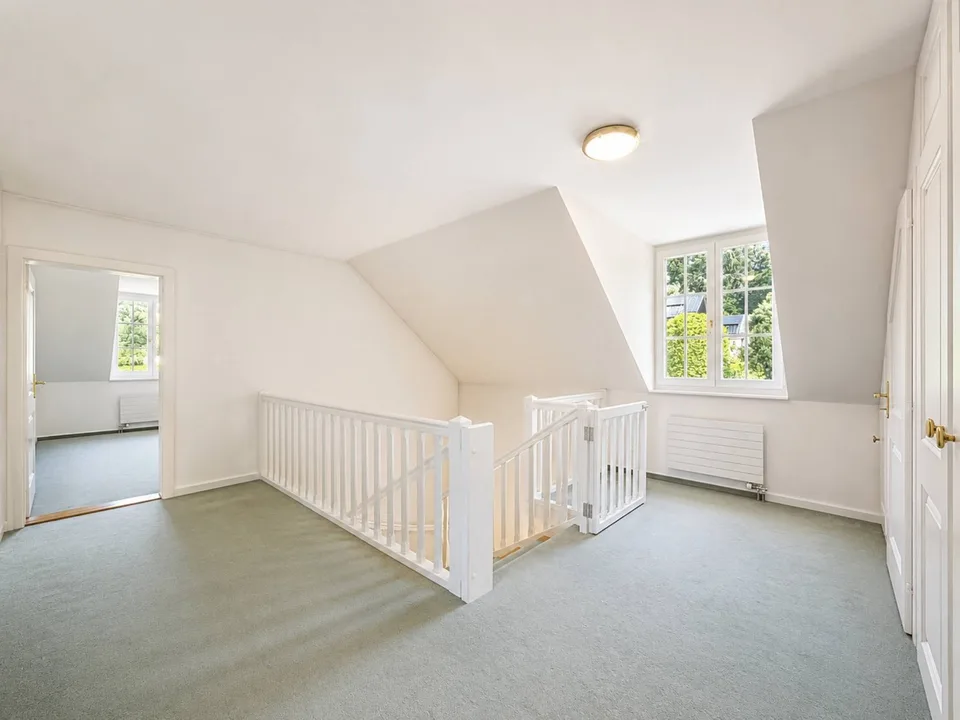 Familienvilla mit 10 Zimmern in einer grünen Oase