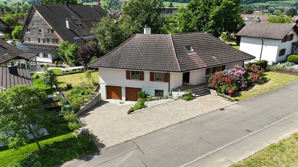 RESERVIERT: Freistehendes 5.5-Zimmer-Einfamilienhaus mit grossem Garten und vielfältigen Möglichkeiten