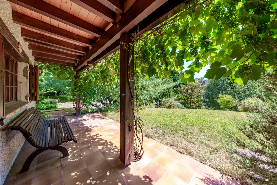 Casa unifamiliare su grande appezzamento con vista sul lago