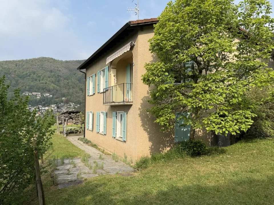 Haus mit Einliegerwohnung und Seesicht  Casa con appartamento indipendente e vista lago.