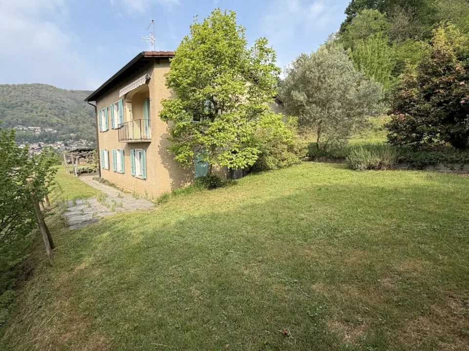 Haus mit Einliegerwohnung und Seesicht  Casa con appartamento indipendente e vista lago.