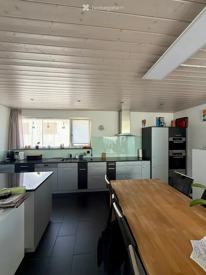 Proprietà con casa principale e appartamento separato