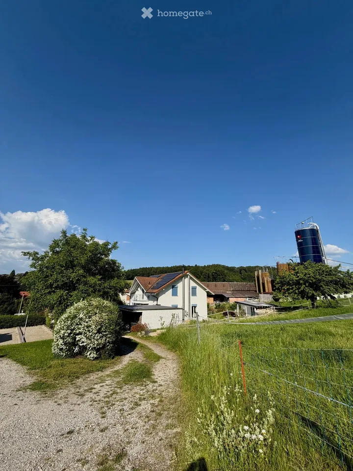 Liegenschaft mit Haupthaus und separater Wohnung