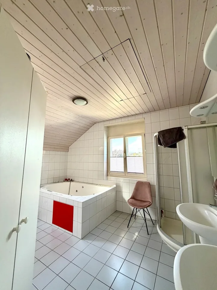 Proprietà con casa principale e appartamento separato