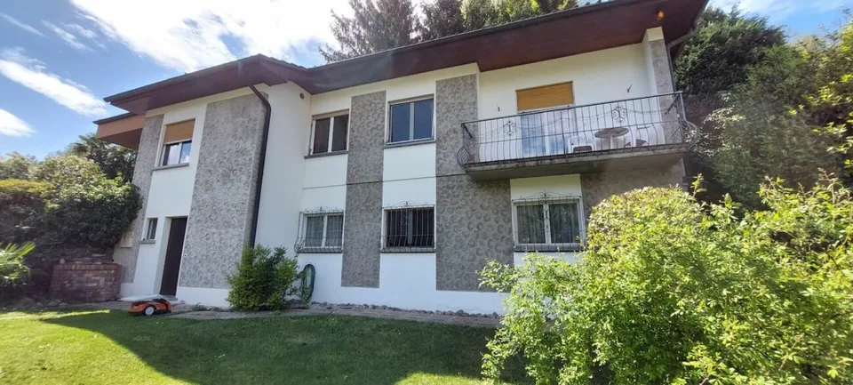 Grosses u. privates EFH mit Lift mit Grottino, Zweitwohnsitz! Ampia e prestigiosa casa unifamiliare privata con ascensore, grottino e possibilità di residenza secondaria.