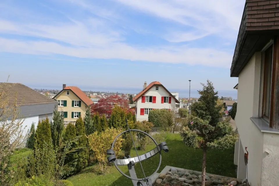 Villa con vista sul lago e terreno edificabile separato in una posizione molto buona.