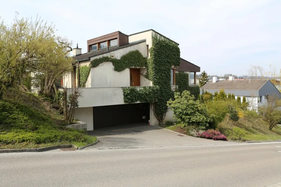 Villa con vista sul lago e terreno edificabile separato in una posizione molto buona.