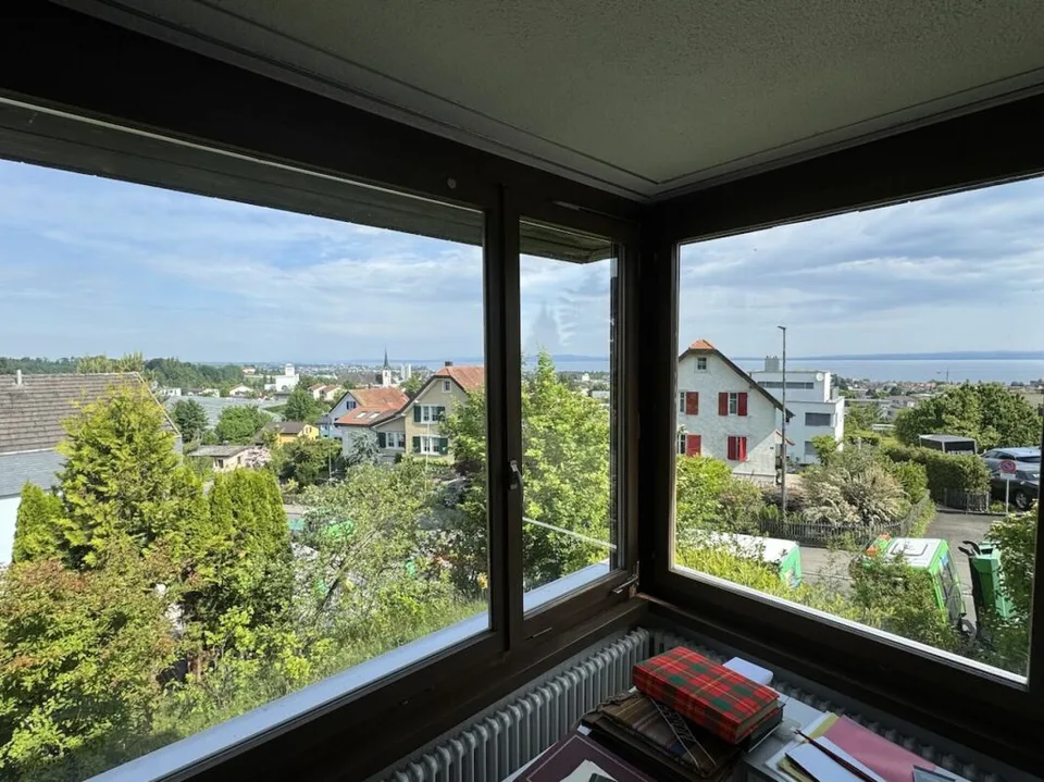 Villa con vista sul lago e terreno edificabile separato in una posizione molto buona.