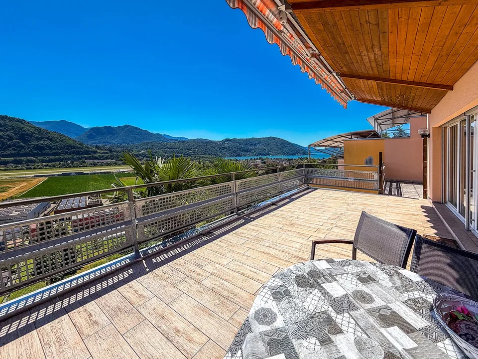 Elegante villa unifamiliare con spettacolare vista aperta sul Lago di Lugano
