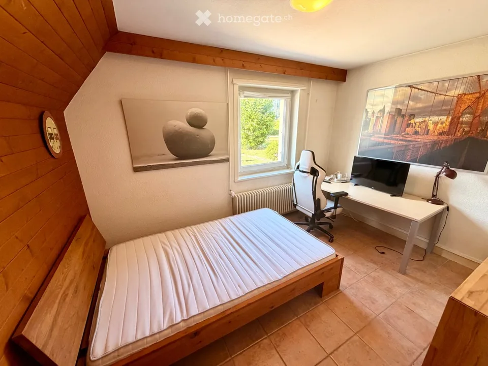 Zimmer mit Möbeln und Wifi