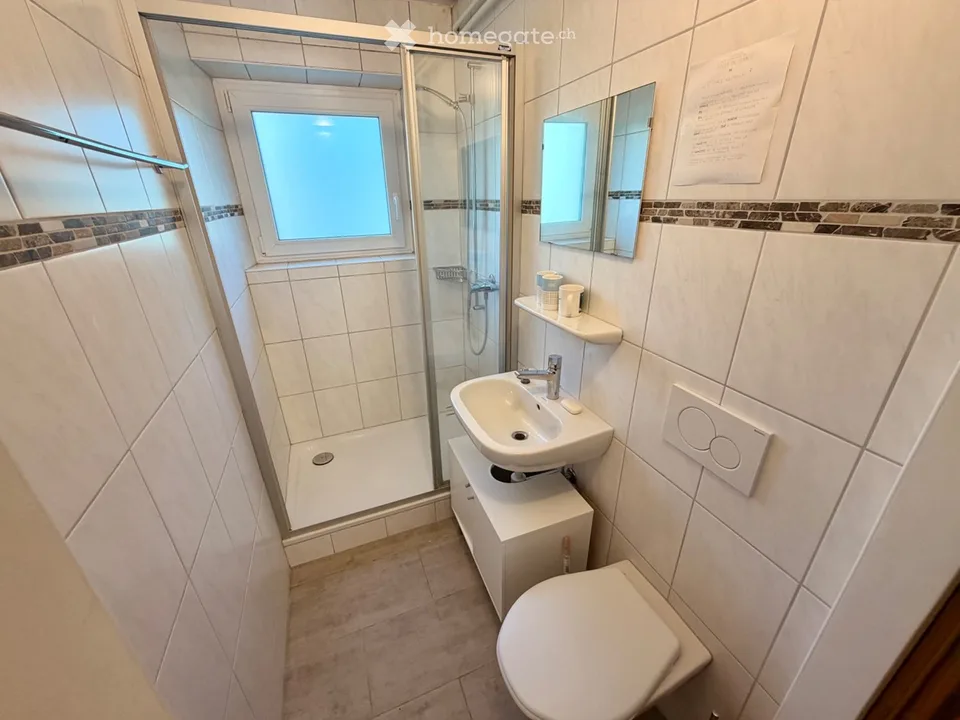 Zimmer mit Möbeln und Wifi