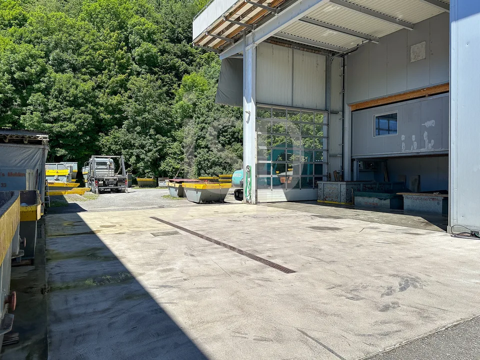 Proprietà commerciale con appartamento in attico a Neuenegg