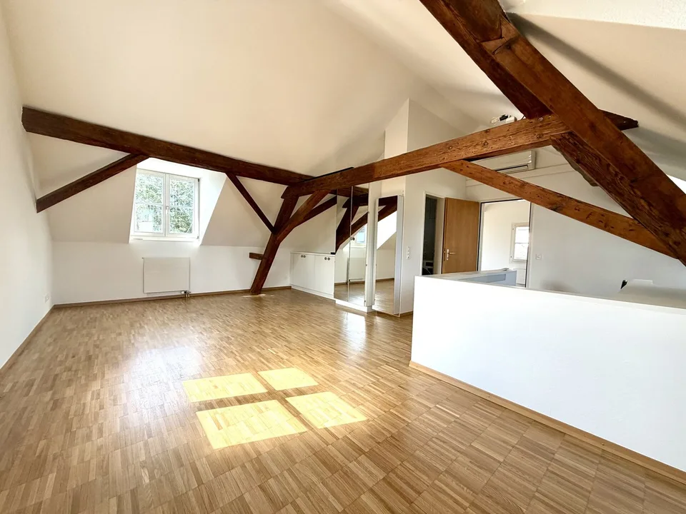 Zentral mit Balkon und Klimaanlage