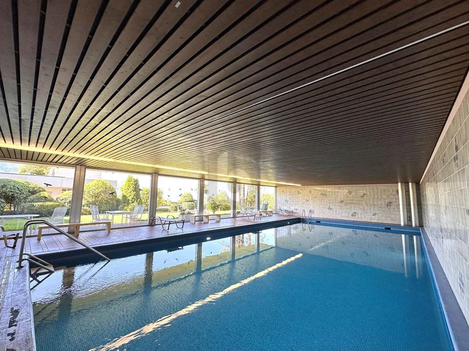 Ruhig mit Pool und herrlicher Seeblick