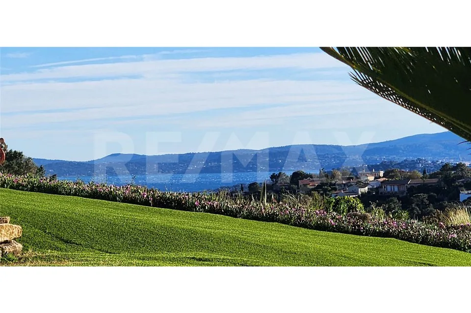 Villa attraente di 6 camere nel verde con vista mare e piscina a Les Issambres Côte d'Azur