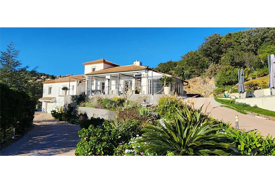 Attraktive 6-Zimmer-Villa im Grünen mit Meerblick und Pool in Les Issambres Côte d'Azur