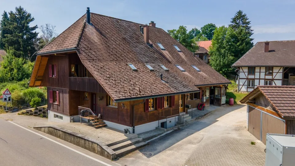 Large, renovated house with building land reserve and many possible uses