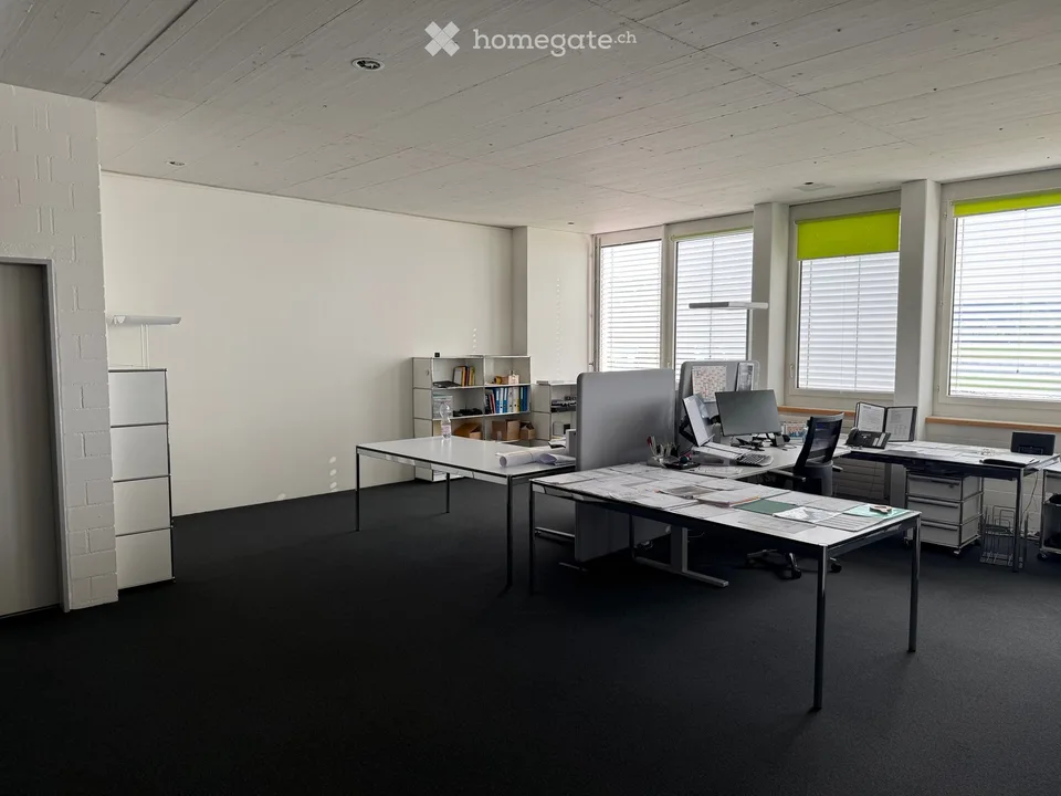 Spazio ufficio moderno al 1° piano a Schwerzenbach – 280 m² con accesso ascensore merci