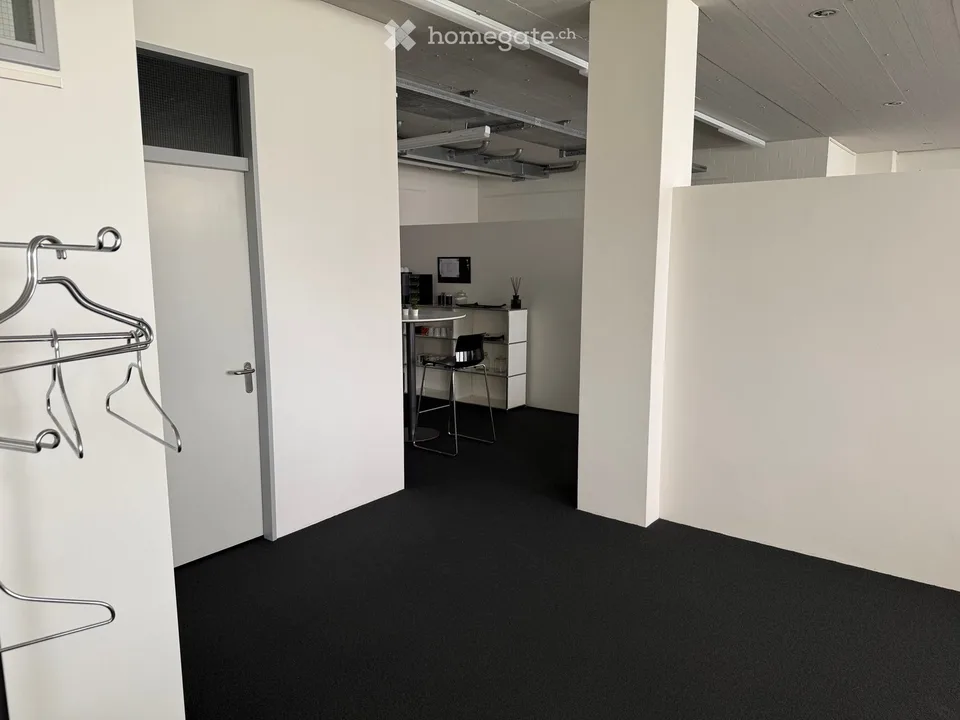 Spazio ufficio moderno al 1° piano a Schwerzenbach – 280 m² con accesso ascensore merci