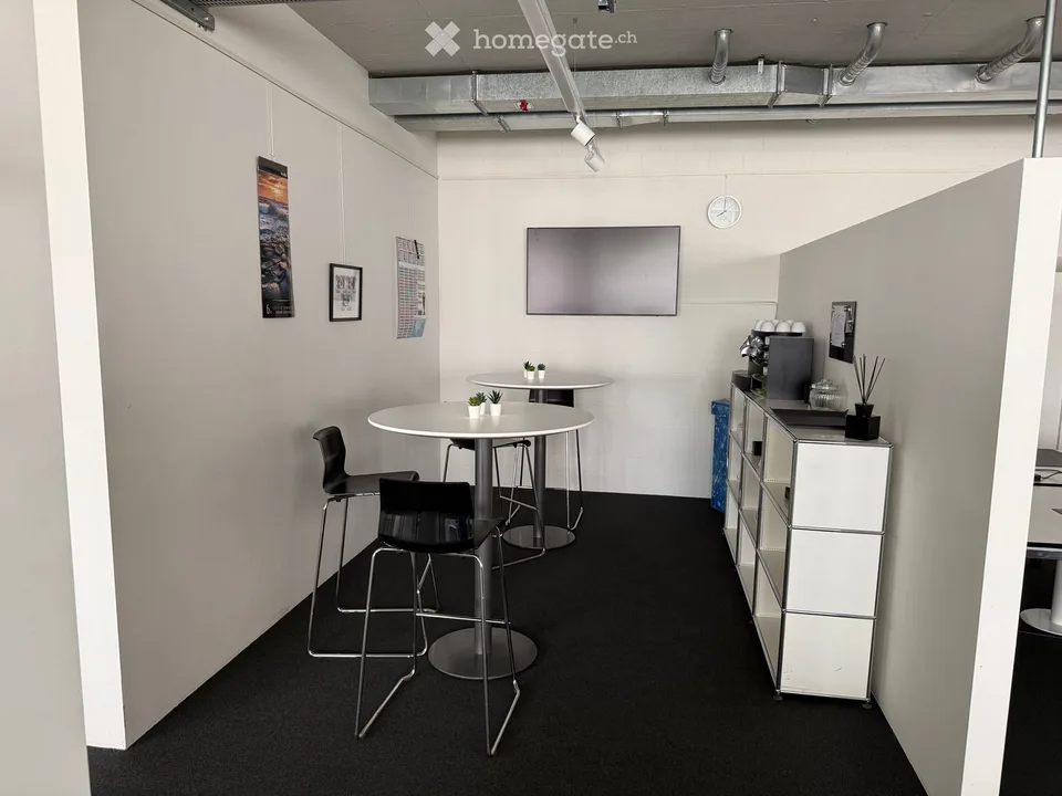 Spazio ufficio moderno al 1° piano a Schwerzenbach – 280 m² con accesso ascensore merci