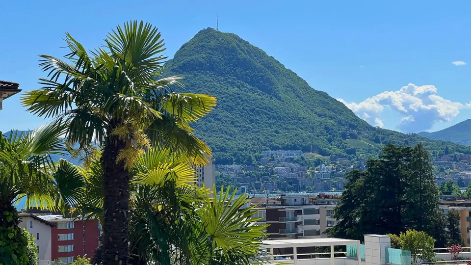 AMPIO 2.5 CON TERRAZZINO E PARZIALE VISTA LAGO CON POSTO AUTO