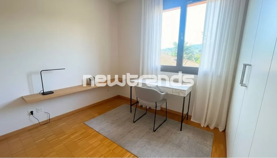 WEITES 2.5-ZIMMER-WOHNUNG MIT TERRASSE UND TEILWEISER SEESENSICHT UND PARKPLATZ – Foto 8 von 13