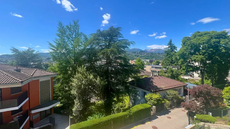 WEITES 2.5-ZIMMER-WOHNUNG MIT TERRASSE UND TEILWEISER SEESENSICHT UND PARKPLATZ – Foto 11 von 13