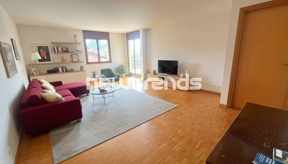 WEITES 2.5-ZIMMER-WOHNUNG MIT TERRASSE UND TEILWEISEM SEEBLICK MIT PARKPLATZ