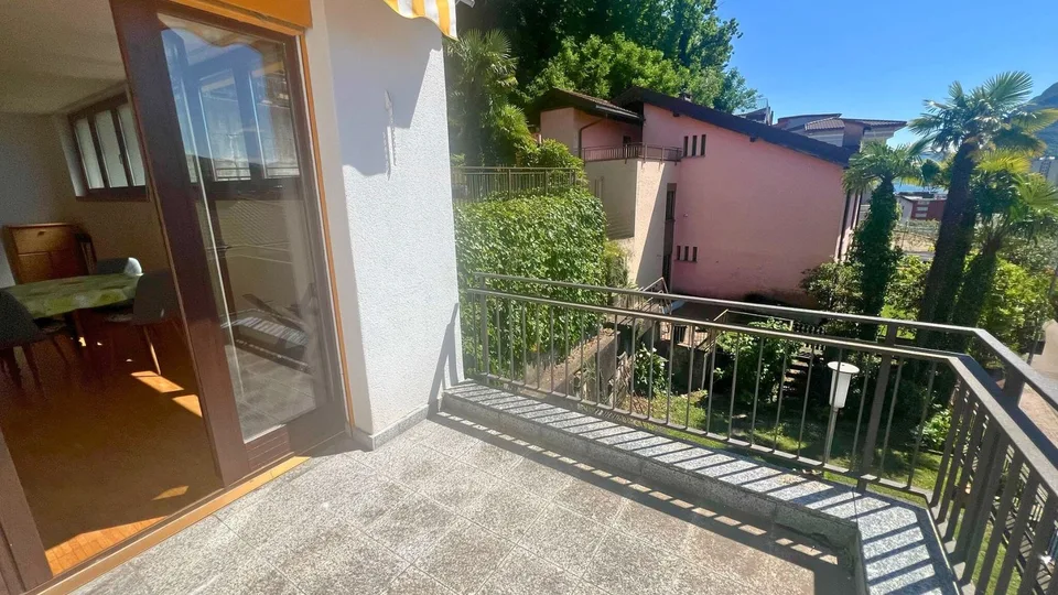 WEITES 2.5-ZIMMER-WOHNUNG MIT TERRASSE UND TEILWEISER SEESENSICHT UND PARKPLATZ – Foto 10 von 13