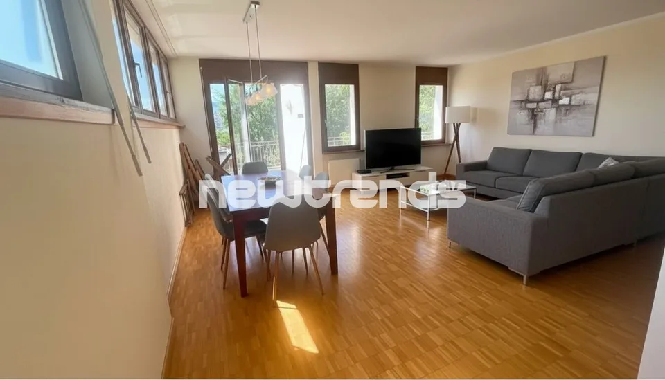 WEITES 2.5-ZIMMER-WOHNUNG MIT TERRASSE UND TEILWEISEM SEEBLICK MIT PARKPLATZ