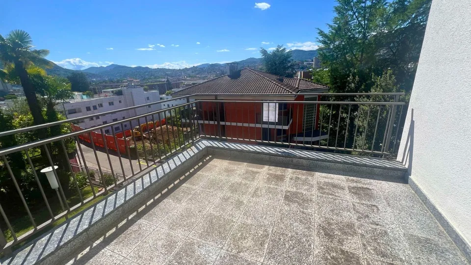 WEITES 2.5-ZIMMER-WOHNUNG MIT TERRASSE UND TEILWEISER SEESENSICHT UND PARKPLATZ – Foto 9 von 13