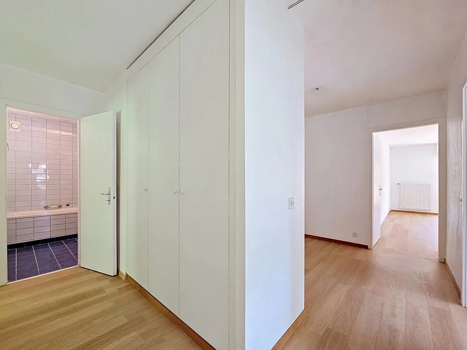 Vier-Zimmer-Wohnung zur Renovierung in der Nähe des Sees