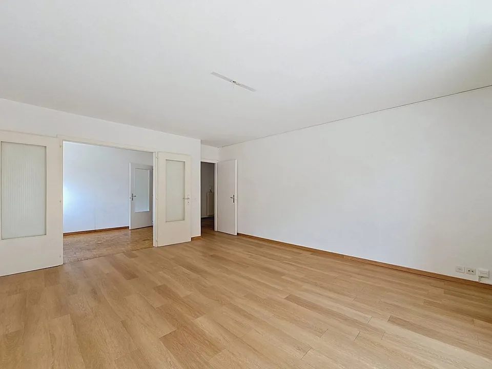 Vier-Zimmer-Wohnung zur Renovierung in der Nähe des Sees