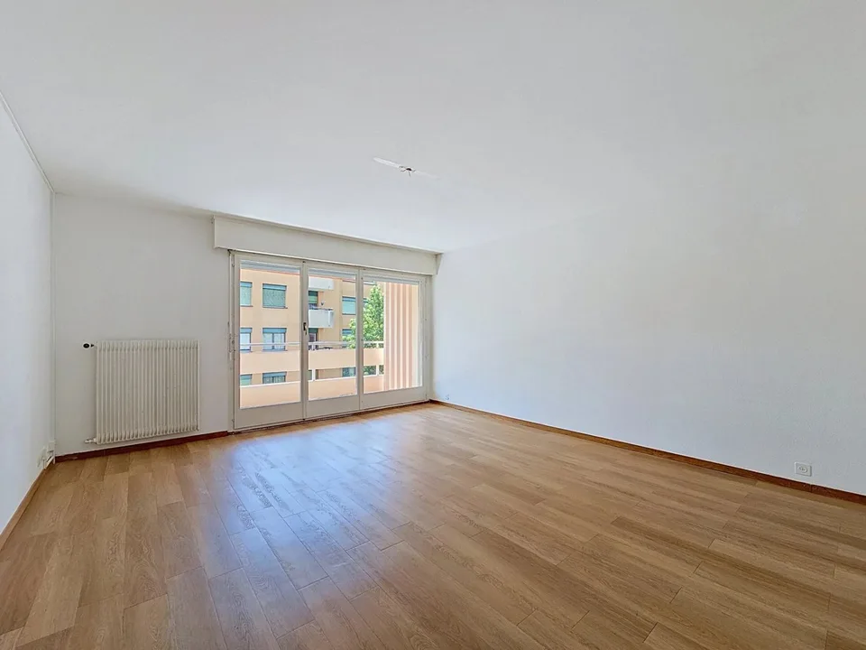 Vier-Zimmer-Wohnung zur Renovierung in der Nähe des Sees