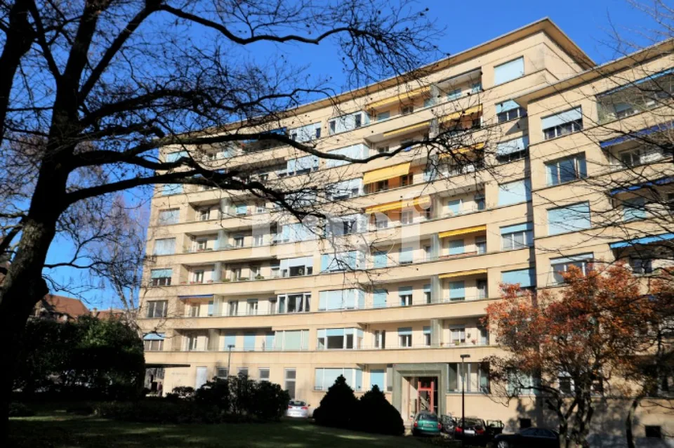 Enseigne lumineuse sur toiture