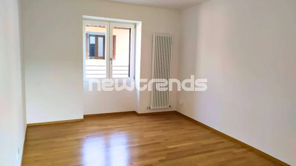 Rancate, 3.5 locali 2 piano con balcone e servizi nelle vicinanze