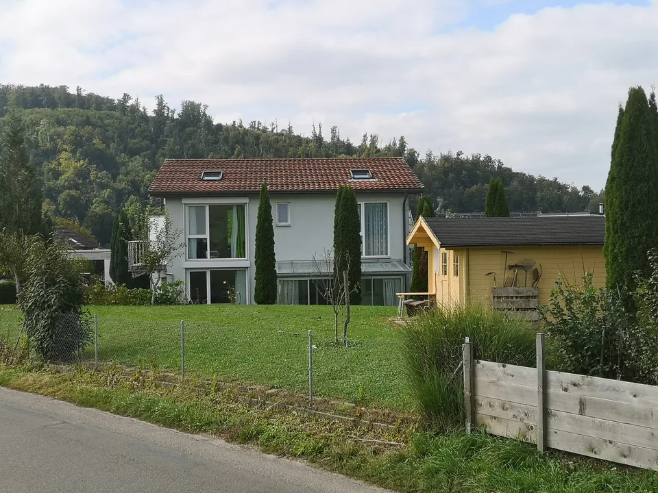 Preisreduzierung: Haus mit zwei vermieteten Wohnungen und einer Wohnung für den Eigentümer