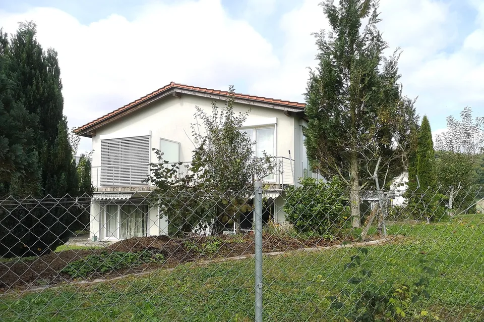 Preisreduzierung: Haus mit zwei vermieteten Wohnungen und einer Wohnung für den Eigentümer