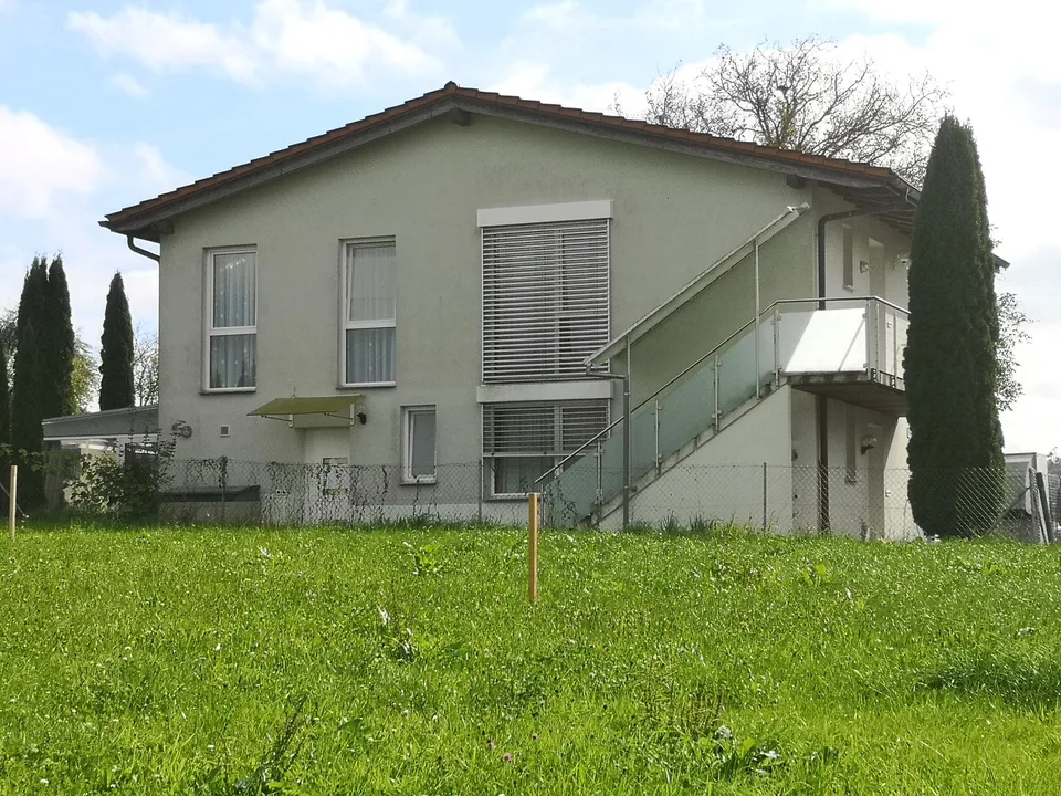 Preisreduzierung: Haus mit zwei vermieteten Wohnungen und einer Wohnung für den Eigentümer