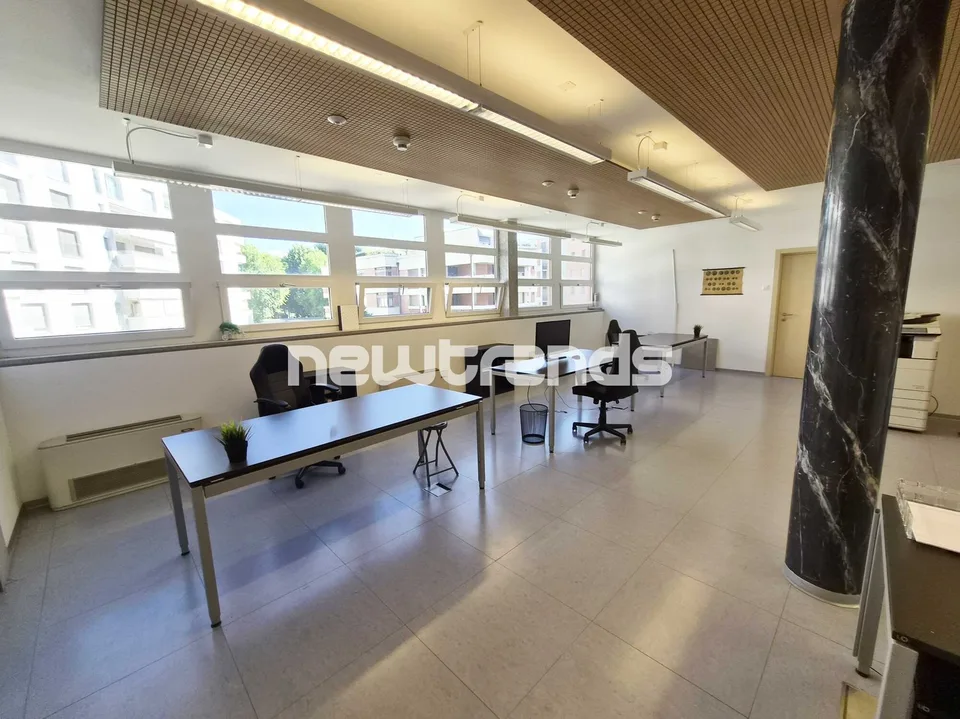 Agno: affittasi ampio ufficio semi-arredato di 230 m², disponibilità i