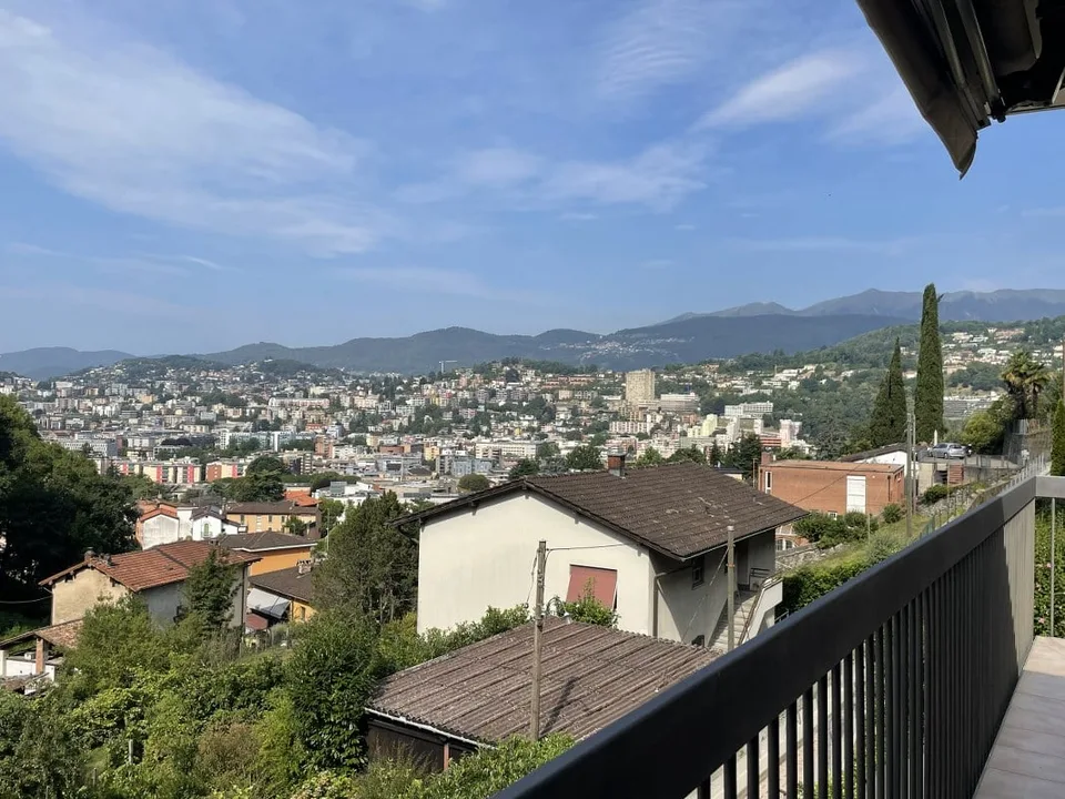 APPARTAMENTO 3.5 LOCALI CON AMPIA TERRAZZA E VISTA APERTA