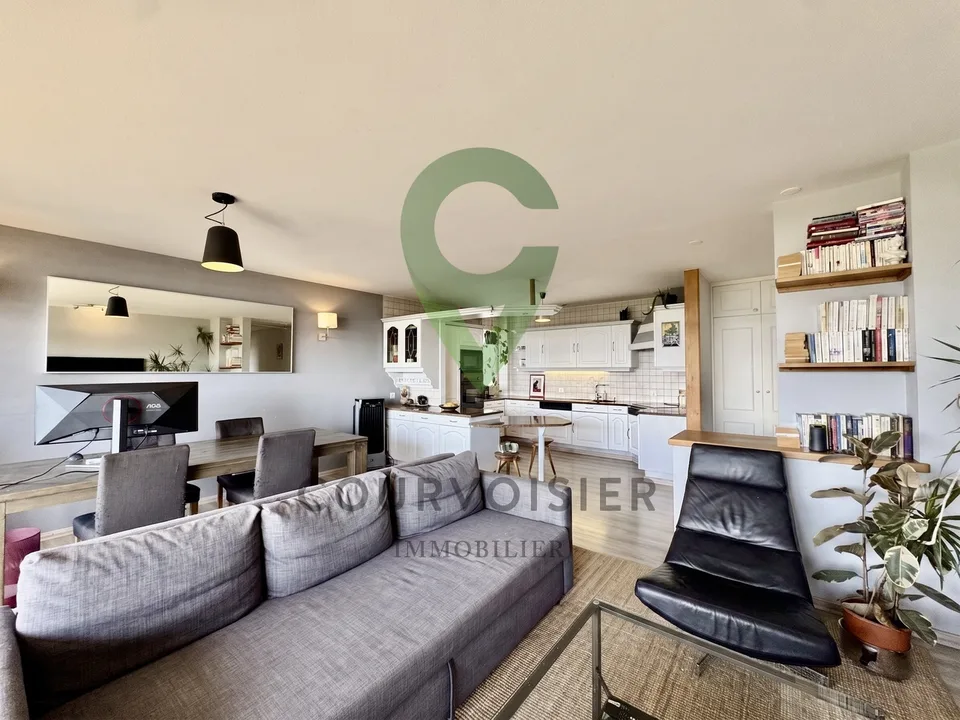 Appartement à rafraîchir avec vue dégagée et piscine de résidence