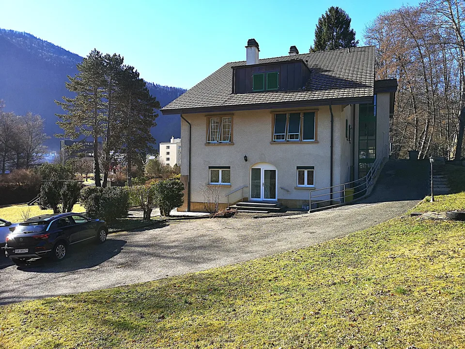 In vendita a Moutier un appartamento con terrazza, completamente ristrutturato nel 2024