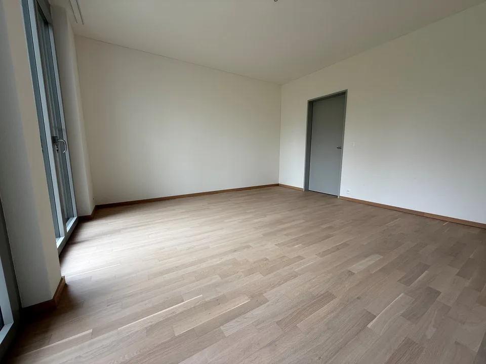 Appartamento giardino elegante di 2,5 locali a Uster con due posti a sedere privati
